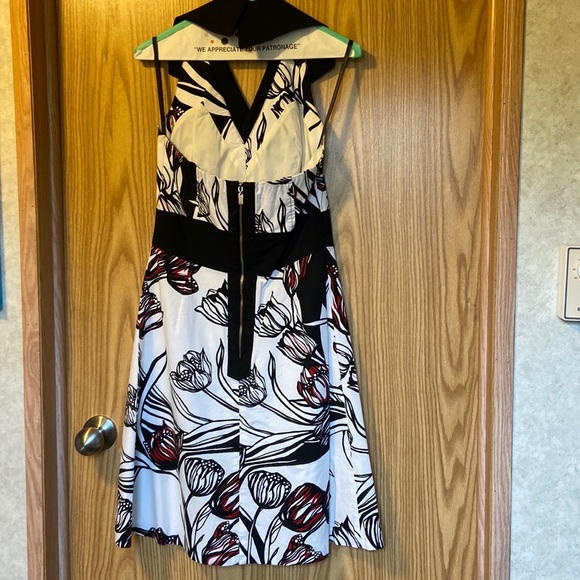 Le Chateau Dress - Picture 5 of 10